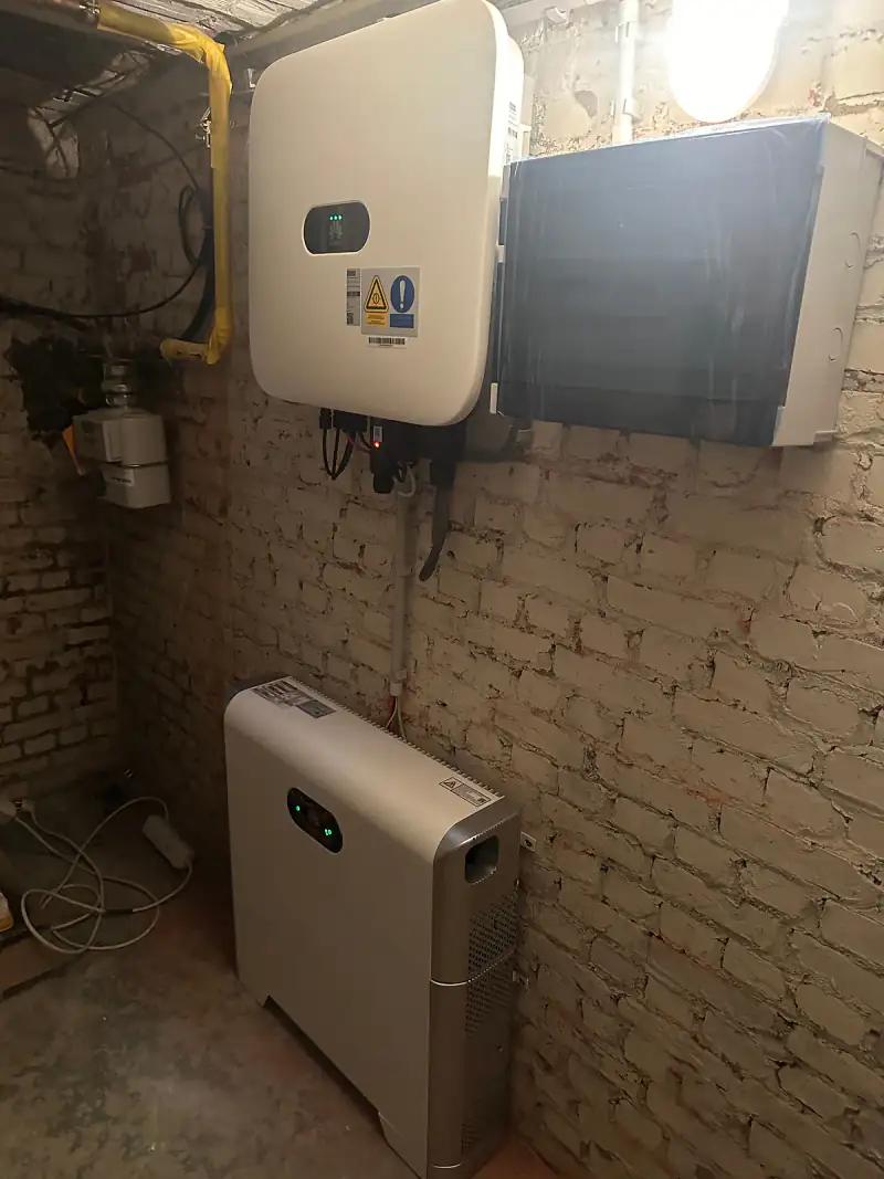 Onduleur solaire et batterie domestique dans une cave en briques