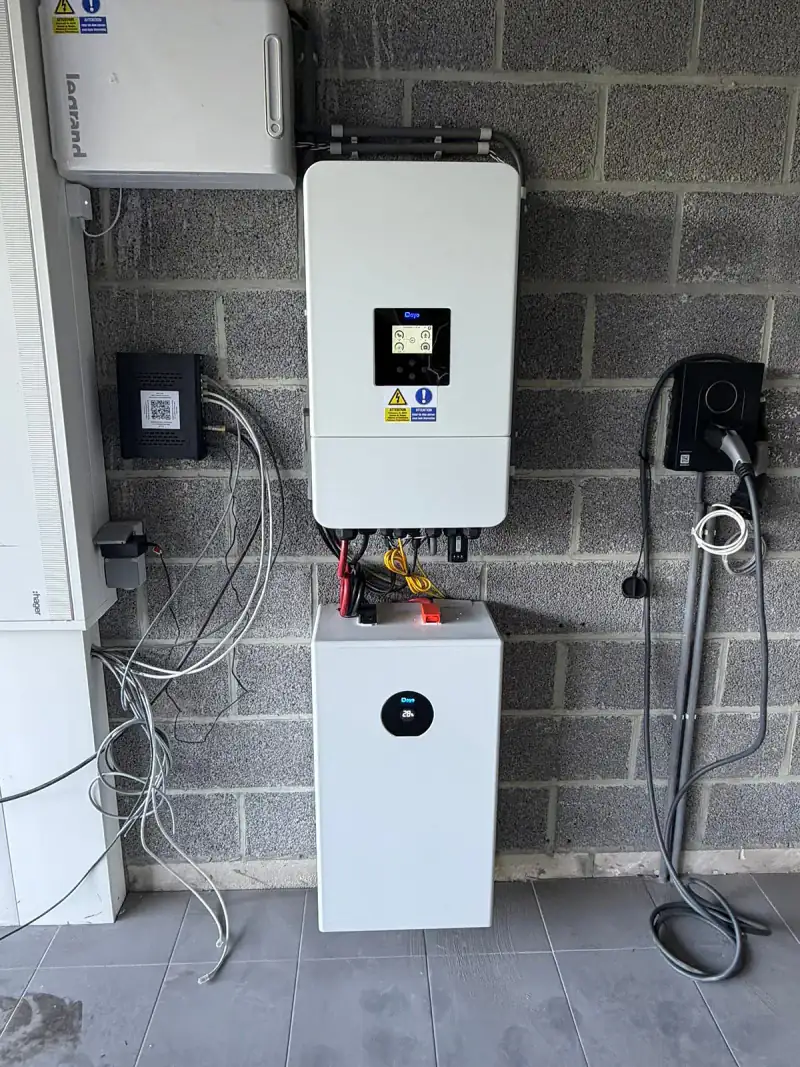 Onduleur, batterie domestique et borne de recharge posés dans un garage